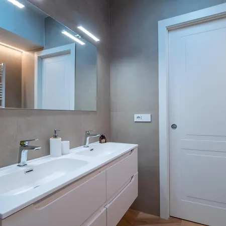 Design On 2 Levels Via Della Spiga Appartement Milan